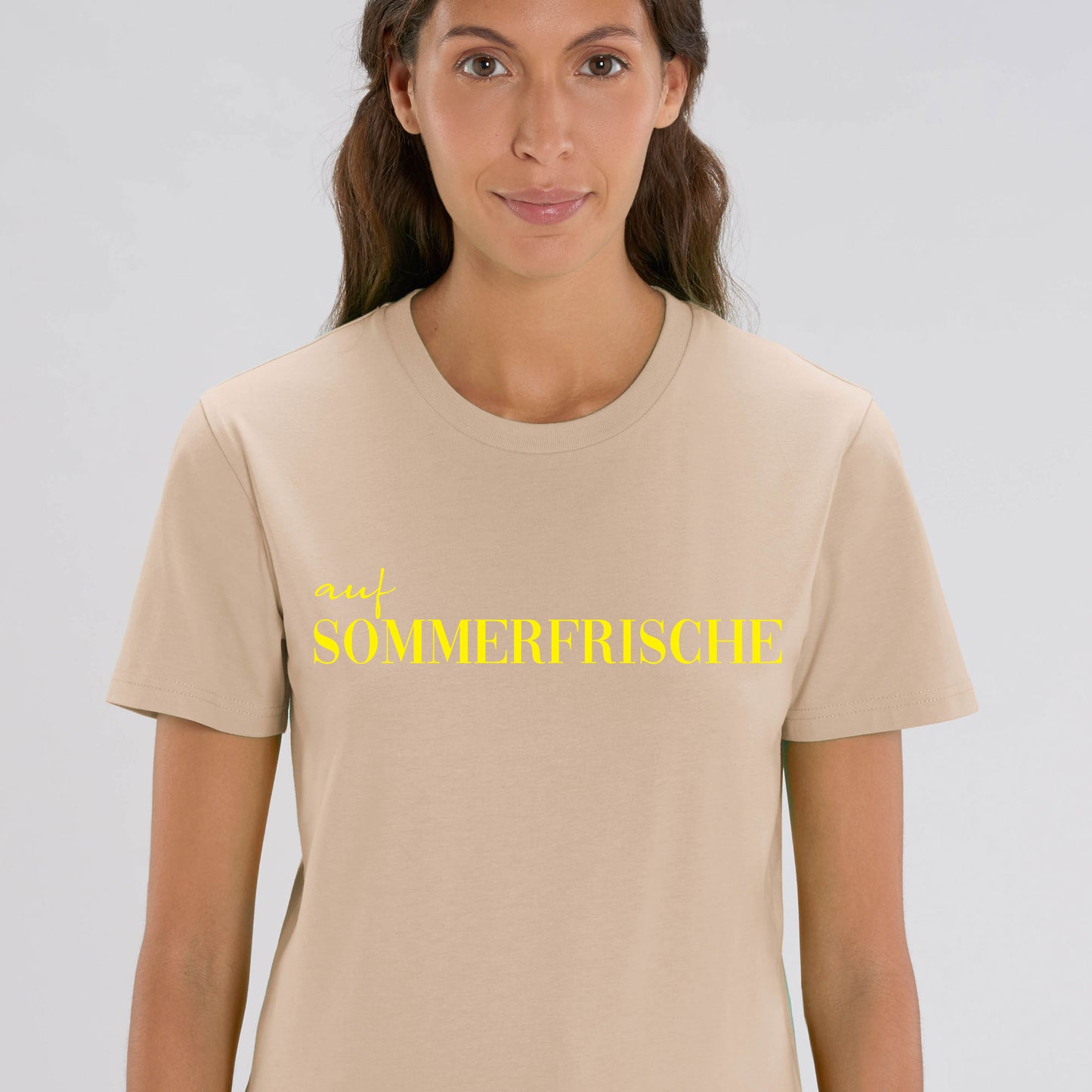 auf SOMMERFRISCHE T-Shirt BUSSI DELUXE - desert dust & gelb